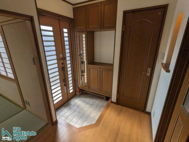 上・東柳町 中古戸建の玄関