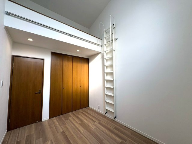 ◆２０２５年９月リフォーム完了◆全居室６帖以上のロフト付き◆収納豊富◆宇治市五ケ庄大林の洋室|洋室