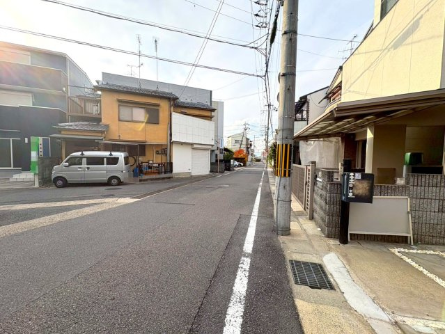 ◆２０２５年９月リフォーム完了◆全居室６帖以上のロフト付き◆収納豊富◆宇治市五ケ庄大林の前面道路含む現地写真|前道