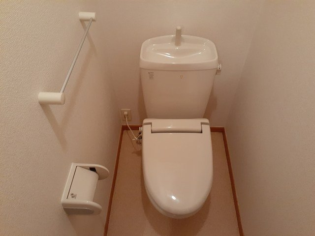 さくら荘のトイレ|落ち着いた色調のトイレです