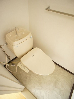 【トイレ】 | ラフォーレいずみ野B | 温水洗浄暖房便座機能付きです♪