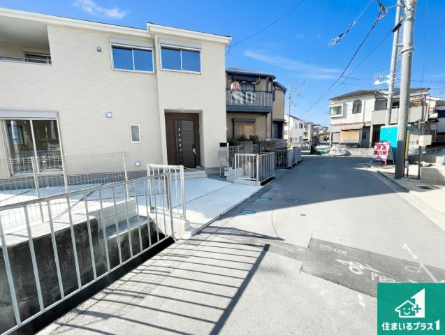 5(土)6(日)現地見学可能！◆藤井寺市道明寺　限定1邸の前面道路含む現地写真|周辺は閑静な住宅街！前面道路広々で車の出し入れも便利です。駐車が苦手な方でも安心して車庫入れできます！