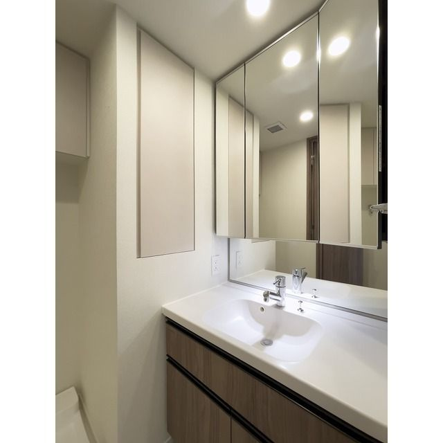 コンフォリア北沢の洗面所|■多面鏡独立洗面台■収納付き■ダウンライト式照明