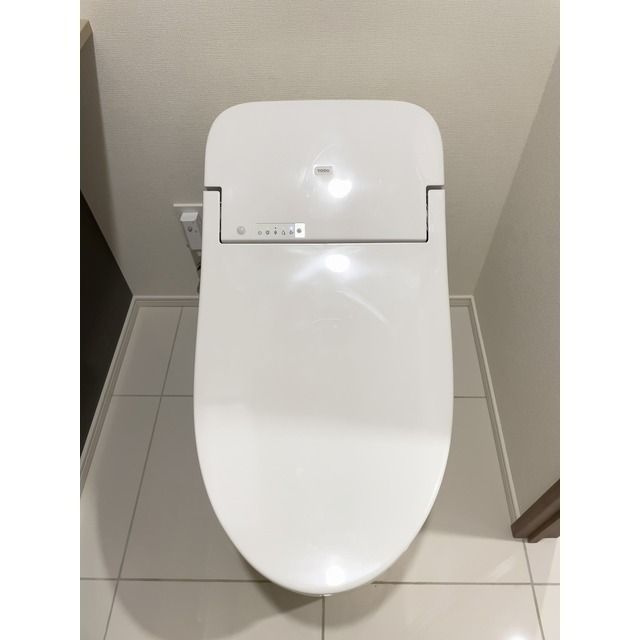 コンフォリア北沢のトイレ|■タンクレス温水洗浄便座■収納付き