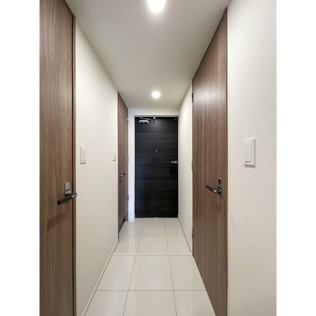 コンフォリア北沢の玄関|■モニタ付インターホン■ディンプルキー■2重鍵■ダウンライト