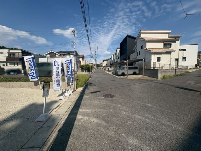 緑区大高台三丁目土地の前面道路含む現地写真|南側接道幅員が6ｍ超えなので広々としております。
