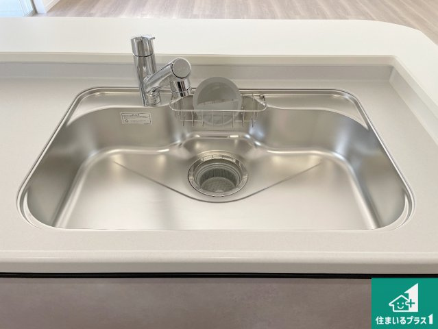 藤井寺市道明寺　第5期　新築一戸建ての独立洗面台|清潔感のある洗面台です。フラットな鏡は掃除がしやすく毎日清潔！ホースは引き出して使えるので洗顔やお掃除の際に便利です！