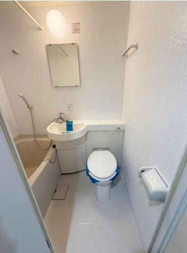 【トイレ】 | ライオンズステーションプラザ大塚第2 | 洗面台とトイレは一体型の仕様。洗面まわりの壁はニュアンスあるホワイトカラーで、空間のアクセントに。