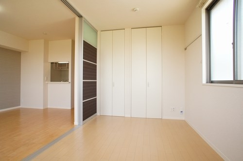 レーク・エトアールの居間・リビング|LDK隣の５帖洋室です！南向きで日当たり良好です♪