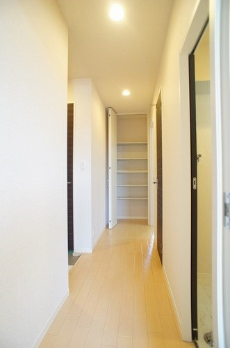 レーク・エトアールの居間・リビング|玄関からの廊下です！廊下にも収納スペースあります♪