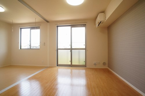 レーク・エトアールの居間・リビング|アクセントクロスがお洒落な10帖のLDKです！！