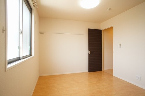 レーク・エトアールの寝室|５帖の洋室！収納スペースあります！