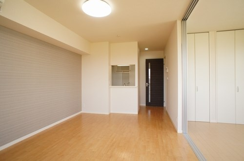 レーク・エトアールの居間・リビング|対面式キッチンで、キッチンとリビング間で会話しながら楽しくお料理出来ます♪