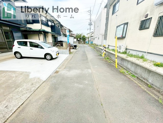 水戸市元吉田町　中古戸建の前面道路含む現地写真