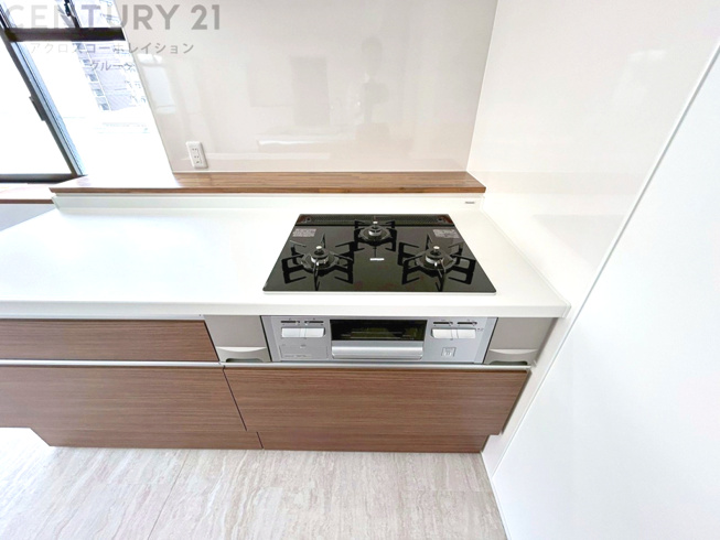 多数の調理器具を同時に使用でき、料理の効率化が可能。省エネで節約になり、様々な料理スタイルに適応できます。また、火力調整が独立しており、手入れや掃除もしやすく、今よりもっとお料理が楽しくなるかも。