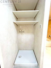 洗濯物の仕分け作業がしやすく、整理整頓が容易になります。洗濯音や湿気を他の部屋に持ち込まず、生活環境を快適に保ちます。上部を活用すれば収納スペースを確保でき洗剤や洗濯用品の整理もしやすくなります。