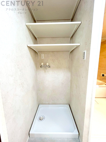 洗濯物の仕分け作業がしやすく、整理整頓が容易になります。洗濯音や湿気を他の部屋に持ち込まず、生活環境を快適に保ちます。上部を活用すれば収納スペースを確保でき洗剤や洗濯用品の整理もしやすくなります。