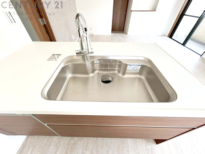 大きなシンクでお鍋などの大きな調理器具を洗う際にも便利です。
