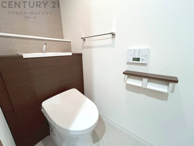 温水洗浄便座付トイレは温水洗浄機能により、暖かい水でおしりを洗浄することができ、冷たい水を使う従来の便座に比べ、温水洗浄機能で暖かいトイレを提供し、快適な使用を可能にします。