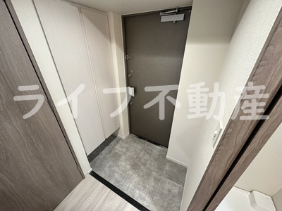 ファステート東大阪バレーナの玄関|明るい玄関です