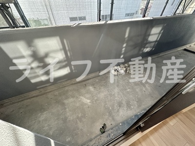 ファステート東大阪バレーナのバルコニー|暖かな日差しのふりそそぐバルコニー
