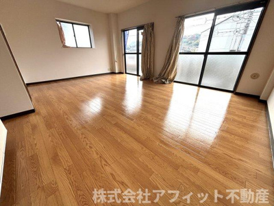 【居間・リビング】 | サンローズ坂田 | LDK13.5帖