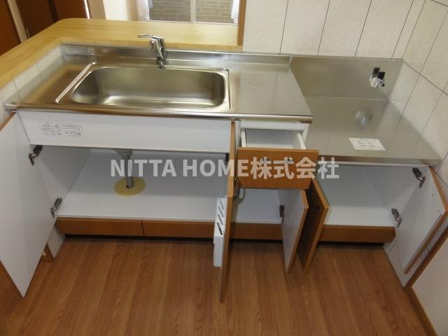 グランベルⅠのキッチン|収納たっぷり★ガスコンロ設置タイプです(^^)