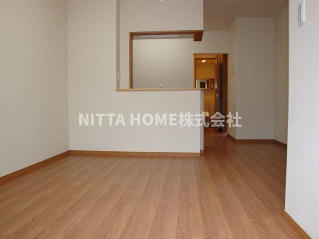 グランベルⅠの居間・リビング|リビングは１０．１帖でカウンターキッチンを採用◇