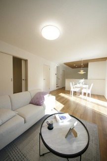 【居間・リビング】 | 【仲介手数料無料！！】日野市平山２丁目　新築戸建て（全1棟）1号棟　4798万円