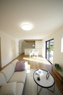 【居間・リビング】 | 【仲介手数料無料！！】日野市平山２丁目　新築戸建て（全1棟）1号棟　4798万円