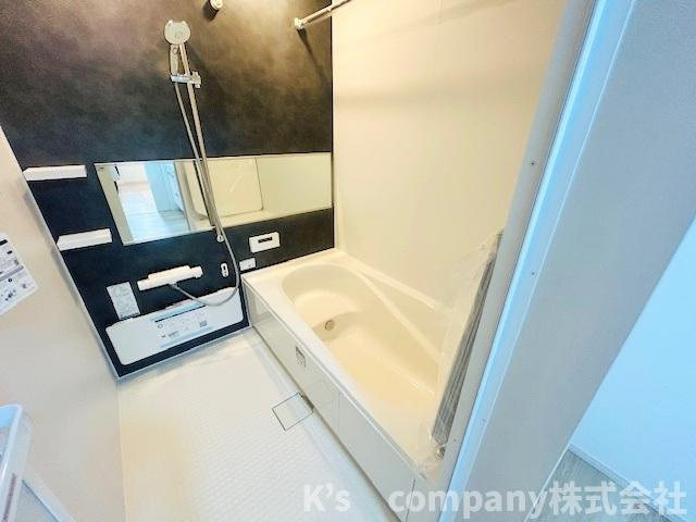 ◎茅ヶ崎市東海岸南4丁目　新築戸建　1号棟の浴室|アクセントパネルが使用されていて引き締まった印象の浴室スペース◇
