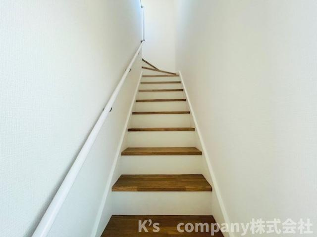 ◎茅ヶ崎市東海岸南4丁目　新築戸建　1号棟の内装|手すり付きの階段☆小さいお子様やご年配にも優しい仕様です◇