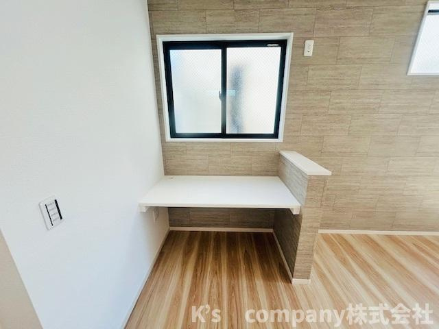 ◎茅ヶ崎市東海岸南4丁目　新築戸建　1号棟のその他|リビングにはお子様が宿題をしたりちょっとした家事のスペースなどにもお使いいただけるスタディカウンター付き☆