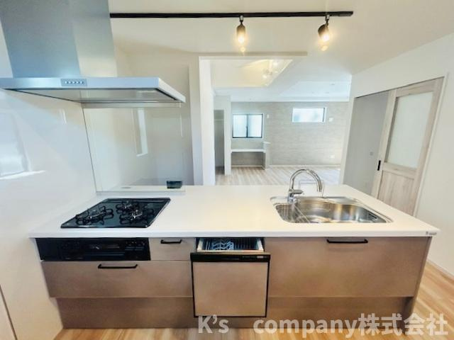 ◎茅ヶ崎市東海岸南4丁目　新築戸建　1号棟のキッチン|床の色調との統一感のあるシステムキッチン☆