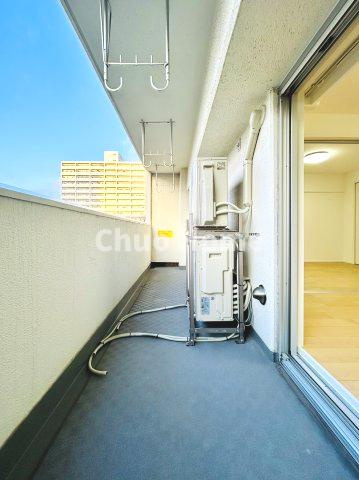 なぎさニュータウン2号棟のバルコニー|【バルコニー】幅もあって、奥行きもあるゆとりのバルコニー。洗濯物を干したり乾かしたりだけでなく、ただ出てみるだけでも気持ちいいですよ。