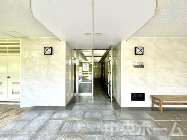 なぎさニュータウン2号棟のエントランス|【エントランス】マンションのエントランスは、その物件の印象を決める、顔とも言える場所です。毎日通る場所ですからきれいなのが一番です。エントランス内はオートロックですので暮らしの安全も確保されています。