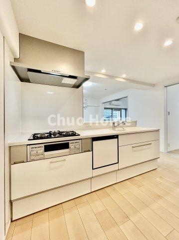 なぎさニュータウン2号棟のキッチン|ワイドで収納豊富なシステムキッチン