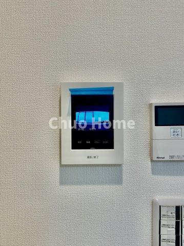 なぎさニュータウン2号棟のセキュリティ|【モニターホン】誰が来たかすぐにわかるカラーモニター付きインターホン。通話ボタンを押すまでは室内の音は漏れていませんので相手を確かめてから応対できます。