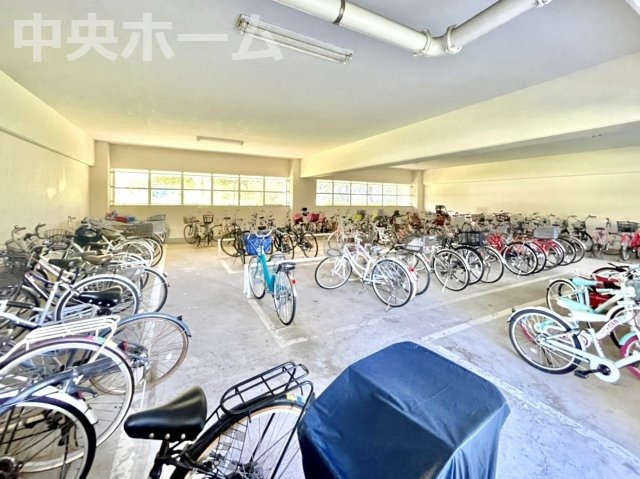 なぎさニュータウン2号棟の駐輪場|【自転車置き場】最新の空き状況や費用などの詳細は担当スタッフまでお問い合わせください。