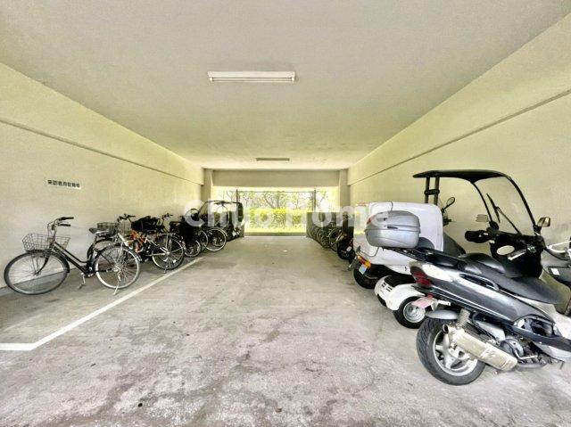 なぎさニュータウン2号棟の駐車場|【バイク置場】最新の空き状況や費用などの詳細は担当スタッフまでお問い合わせください。