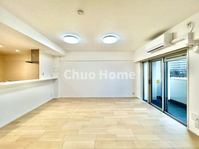 なぎさニュータウン2号棟のキッチン|視界に広がりを生むオープンなキッチン。料理や片付けをしながら、家族との会話を楽しんだり、リビングで遊ぶ子どもを見守れます。ご見学時には家具の配置などもイメージしながらぜひご覧になって見て下さい。