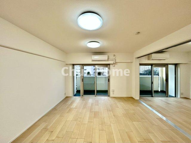 なぎさニュータウン2号棟の居間・リビング|【リビングダイニング】一日の中で多くの時間を過すことになるリビングダイニングだからこそ、いつも穏やかな空間であることが必然。爽やかな通風と採光を存分に感じる事が出来る空間です。