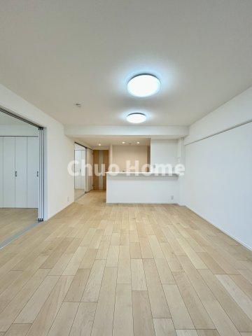 なぎさニュータウン2号棟のダイニング|【ダイニング】忙しい朝でも、しっかり家族が揃って食事をして頂けるゆとりある大きさのダイニングスペース。奥様が作る手料理をカウンター越しに受けとって頂き、テーブルで囲む素敵な時間を存分に愉しんで下さい。