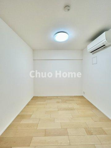 なぎさニュータウン2号棟の寝室|【寝室】心と体をゆったりと安らげる主寝室。寝室のゆとりが大きい分だけ、暮らしの安らぎは深まります。一日の疲れを癒すだけでなく、ご夫婦の親密な語らいを紡ぎ出します