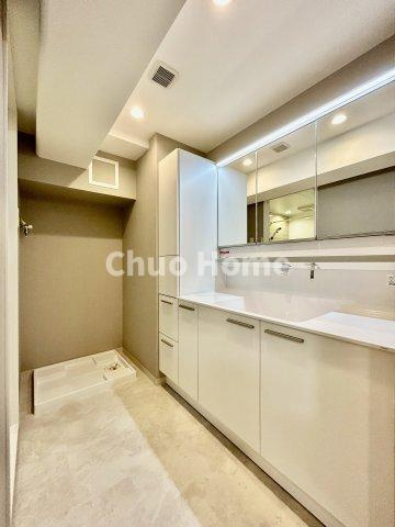 なぎさニュータウン2号棟のランドリースペース|【ランドリースペース】担当者がスケールを持ち歩いておりますので、ご見学時には現在お使いの洗濯機などがきちんと収まるかなどもチェックして下さい。見学前に測っておくと非常に便利だと思います。