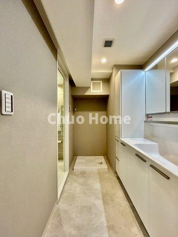 なぎさニュータウン2号棟の脱衣所|【洗面所】明るい洗面所は朝をすっきりさせてくれる空間です。バタバタしている忙しい朝でも収納が多い洗面台では短い時間で効率良く支度ができます。