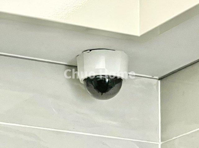 なぎさニュータウン2号棟の防犯設備|【防犯カメラ】何かあった時の大事な証拠になることももちろんなりますが、防犯というくらいですので大事なのは防犯カメラがあることによって抑止力につながることですよね。