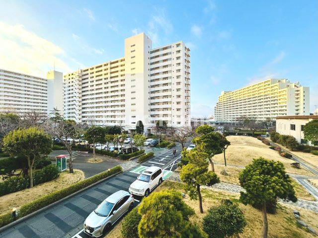 なぎさニュータウン2号棟の展望|手を伸ばせば、ふれることが出来そうな環境が、そのままインテリアになったような印象です。その豊かな眺望にふさわしい空間には、通風・採光にも優れ、心地よい光と風があふれています