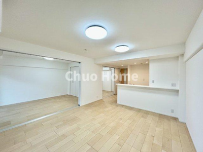 【エントランス】 | なぎさニュータウン2号棟 | 【エントランス】マンションのエントランスは、その物件の印象を決める、顔とも言える場所です。毎日通る場所ですからきれいなのが一番です。エントランス内はオートロックですので暮らしの安全も確保されています。