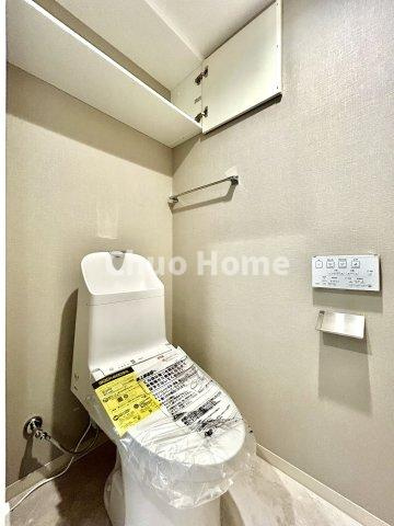 なぎさニュータウン2号棟のトイレ|【トイレ】 収納スペースをしっかりと確保した温水洗浄便座機能付きトイレ。温水洗浄便座は清潔にお使いいただくための大切なアイテムです。